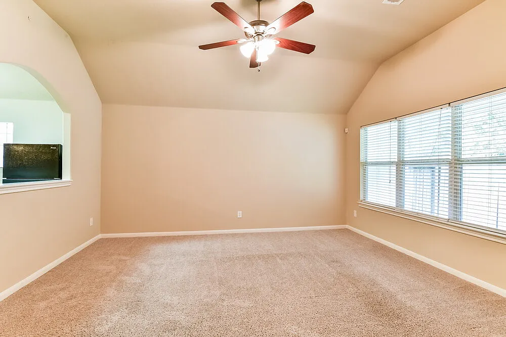 3 bed, 2.0 bath, 1746 sqft, $2,120 — Photo 3