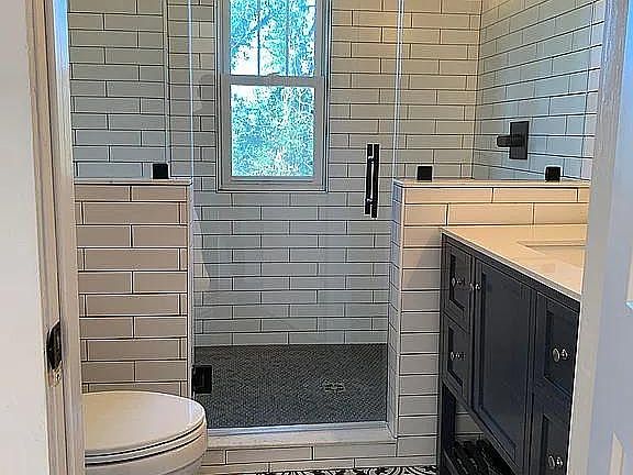 4th image of 825 Belmont Ave