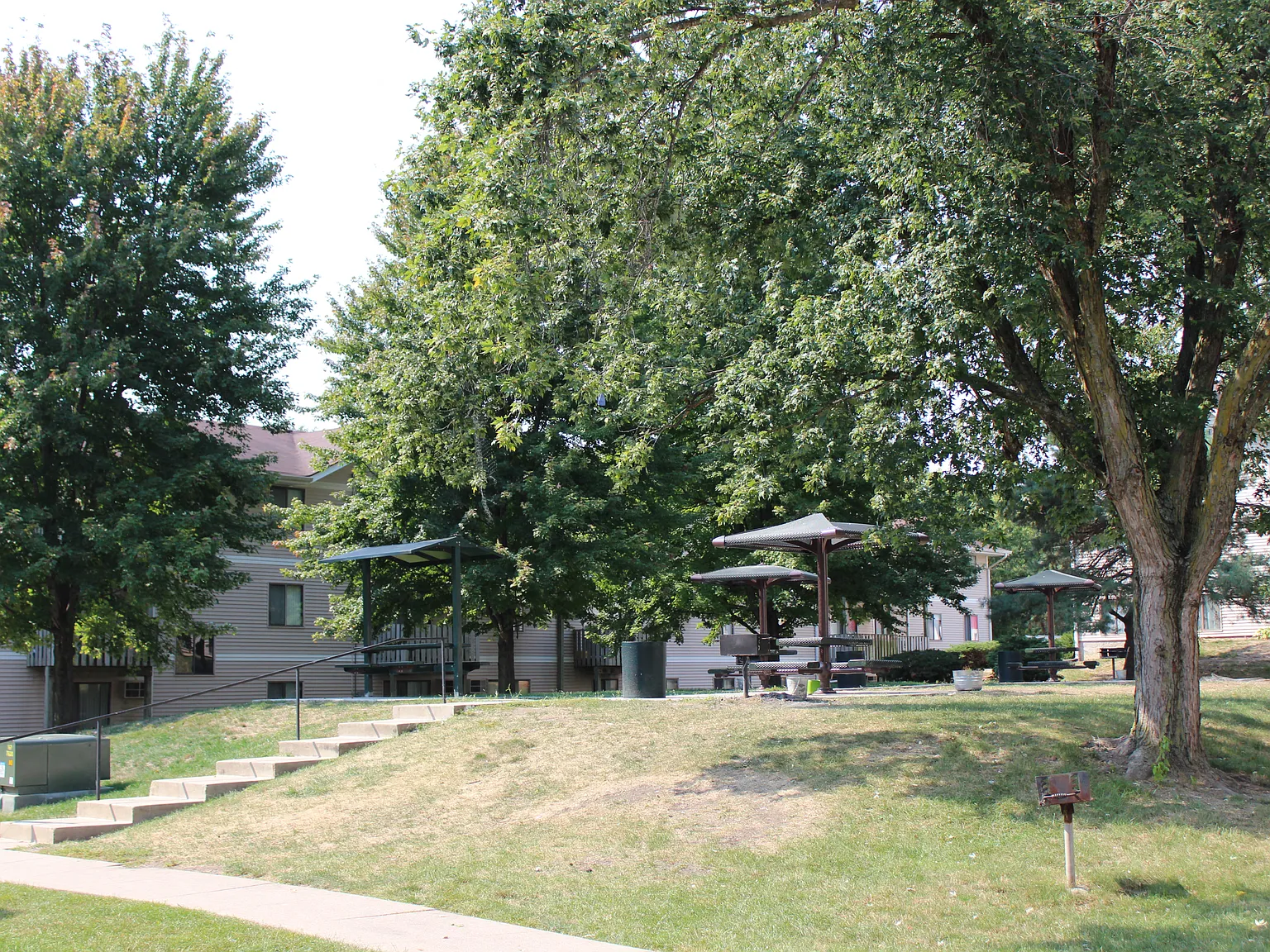 Sunburst Apts — Photo 2
