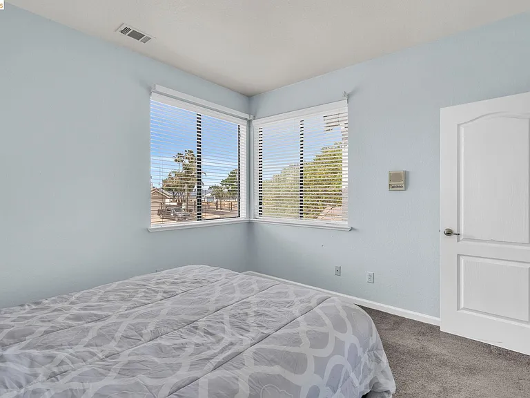 5640 Edgeview Dr — Photo 35
