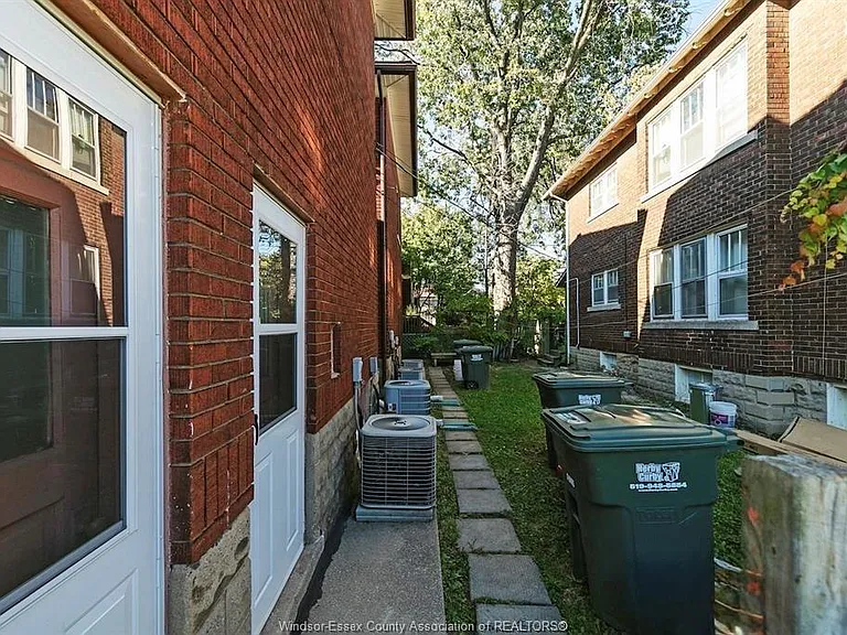 1596 Victoria Ave — Photo 12
