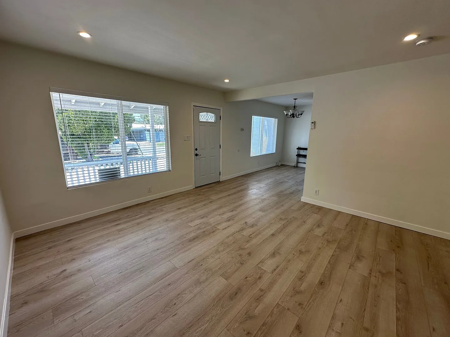 House with Mother-in-Law Suite in Canoga Park — Photo 2