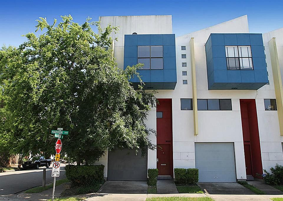 Riveroaks area town home twom blocks away from resturans and shopping.