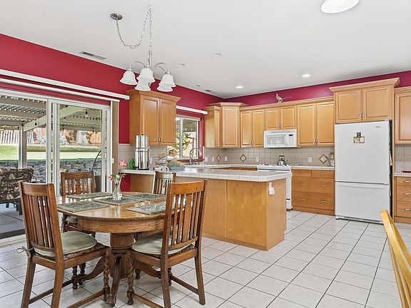 4th image of 144 Bear Dr