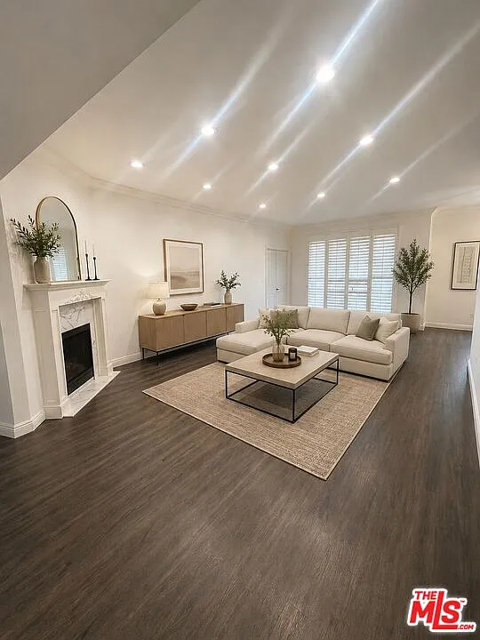 2 bed, 2.5 bath, 1890 sqft, $4,749 — Photo 2