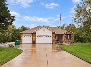 326 S Bluegrass Dr, Bonner Springs, KS 66012