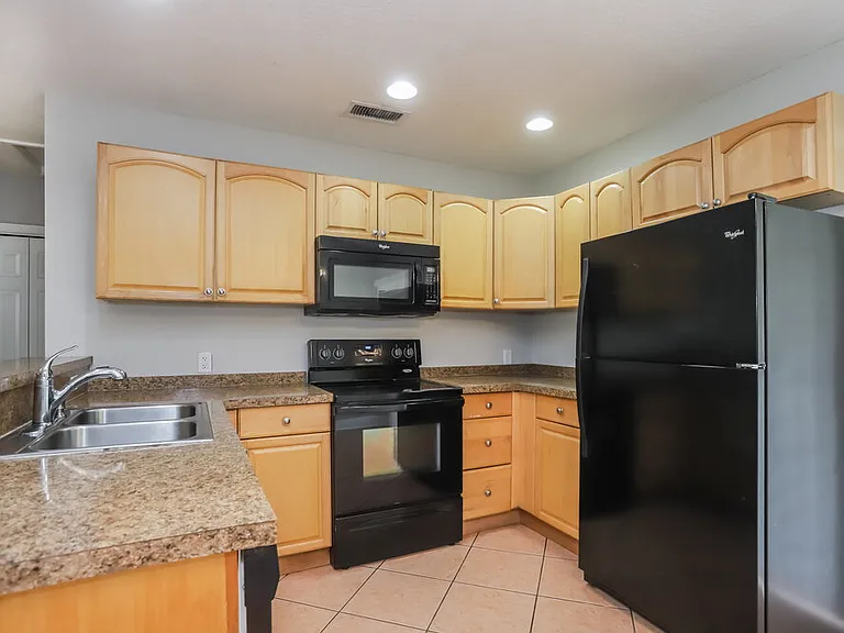 908 N Palm Dr — Photo 6
