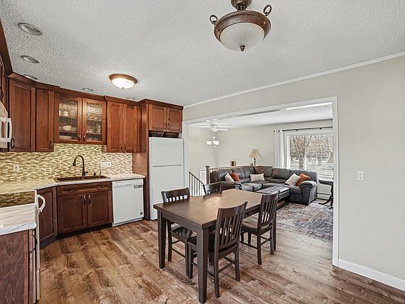 5th image of 898 Riverview Dr