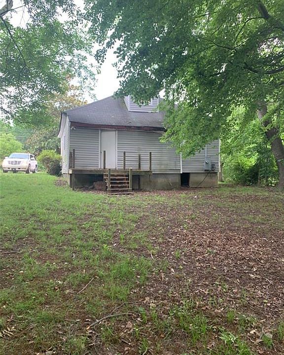 2nd image of 207 Huffman St