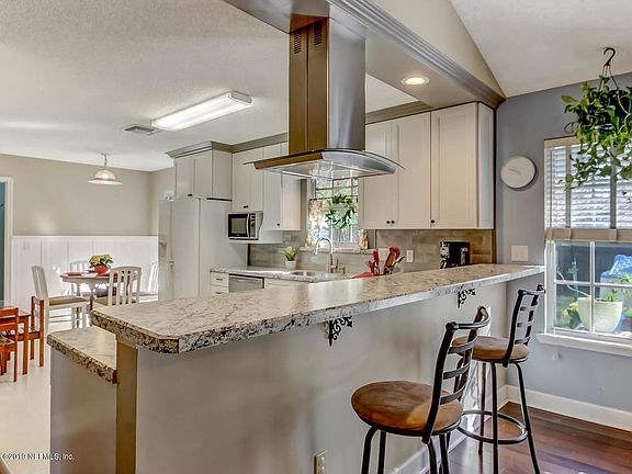 Kitchen with breakfast bar