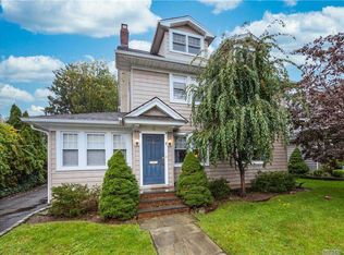 10 Wallace St, Rockville Centre, NY 11570