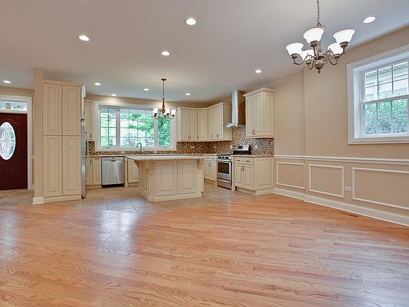 4th image of 307 Wilshire Dr E