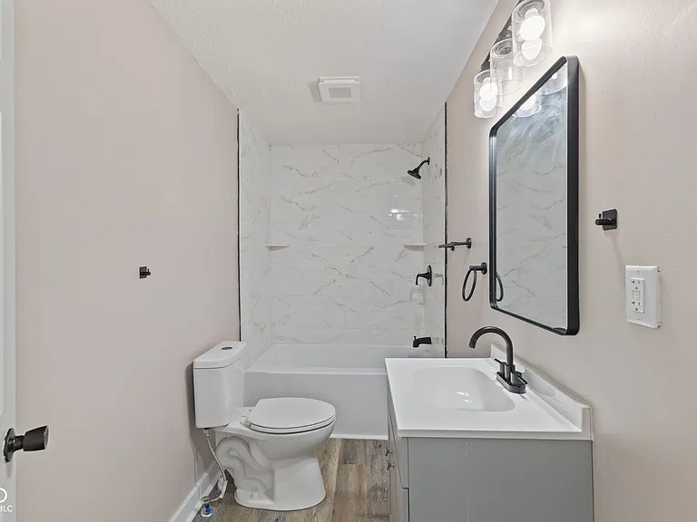 320 Lockerbie St — Photo 22