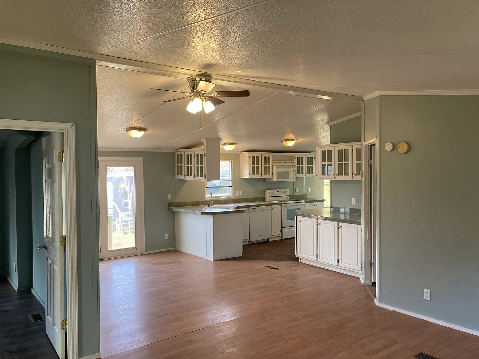 3 bed, $1,700 — Photo 2