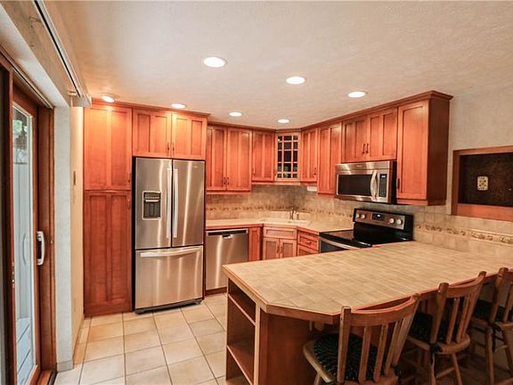 5th image of 354 Central Dr