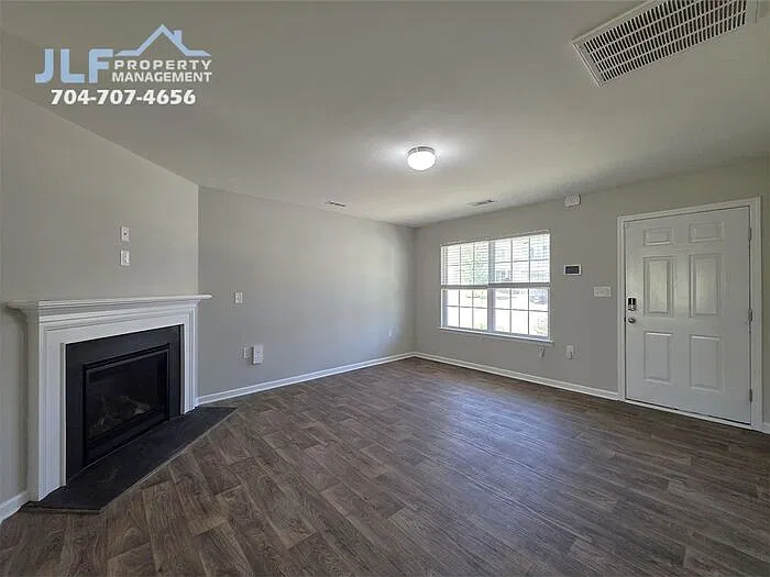 3 bed, 2.5 bath, 1564 sqft, $1,850 — Photo 2