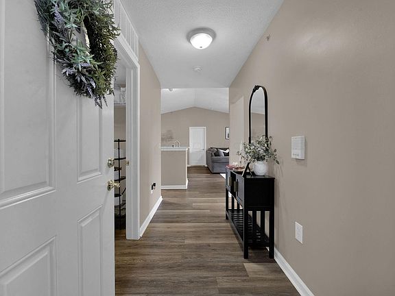 4th image of 756 Hidden Springs Dr