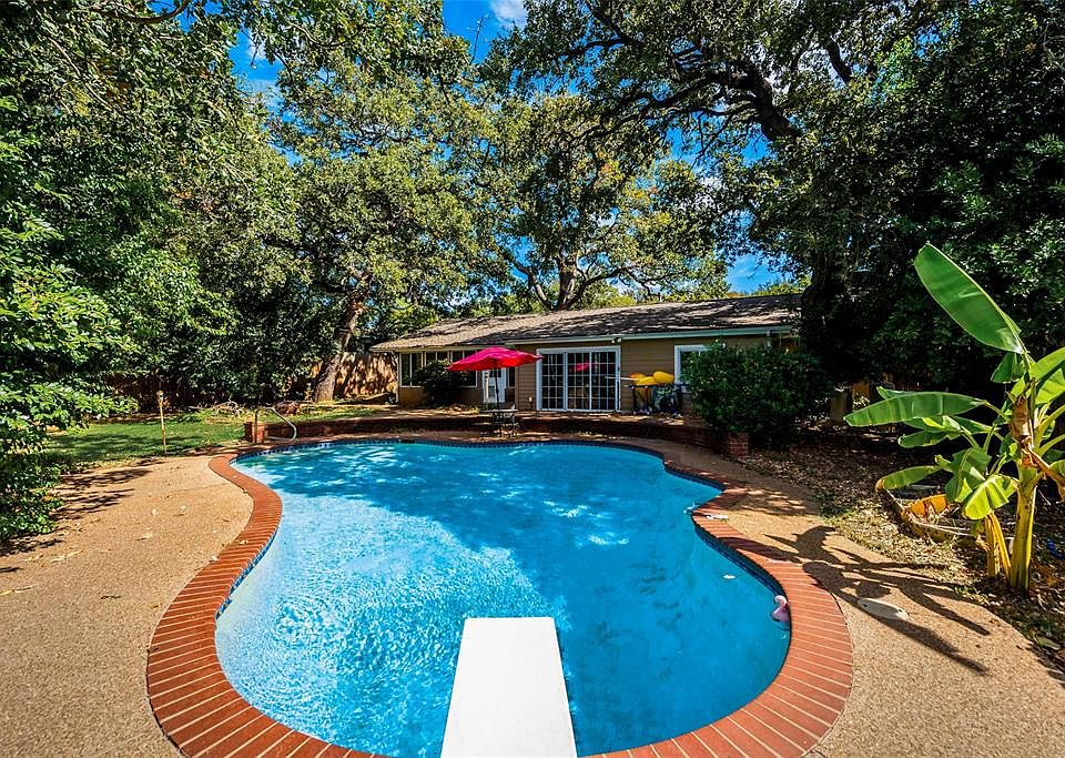 1st image of 610 Oakwood Dr