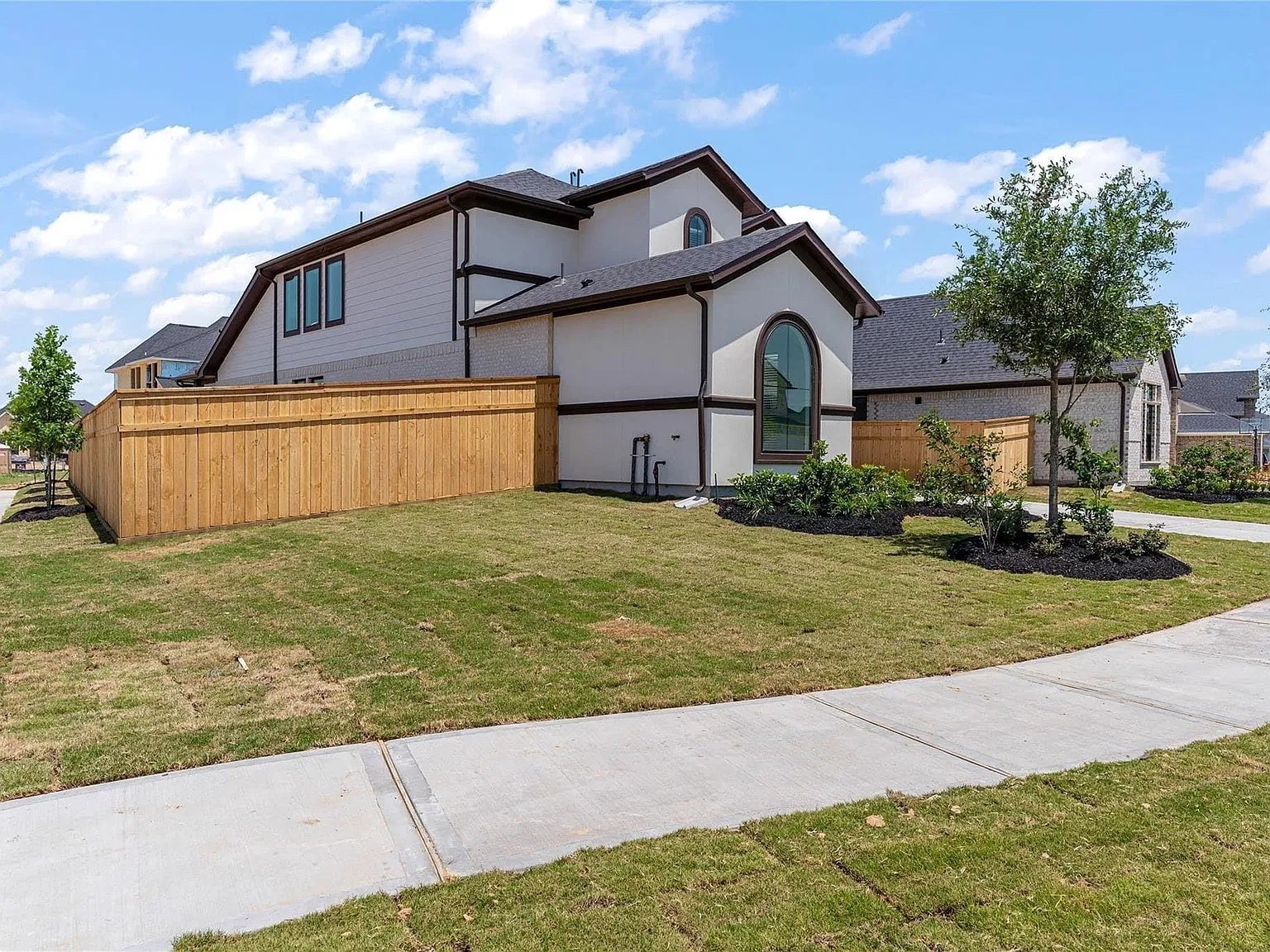 4 bed, 3.0 bath, 2649 sqft, $3,200 — Photo 3
