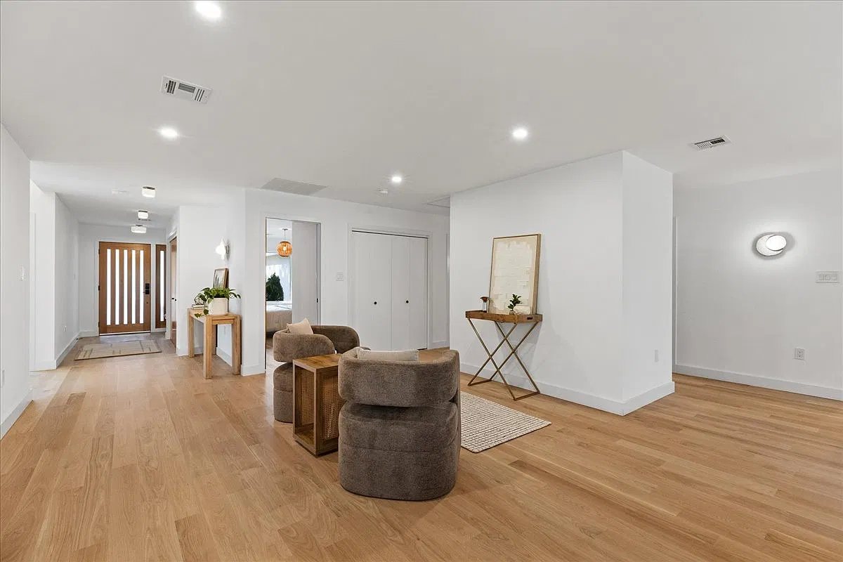 4 bed, 2500 sqft, $12,000 — Photo 2