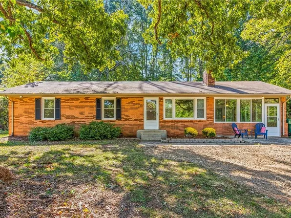 6440 Wandering Ln, Pfafftown, NC 27040