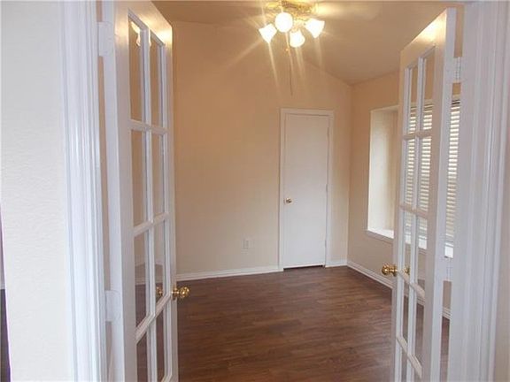 4th image of 1059 Port Sullivan Dr