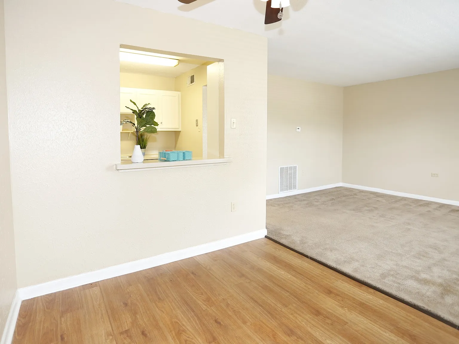 Chateau Lafayette Apartments — Photo 4