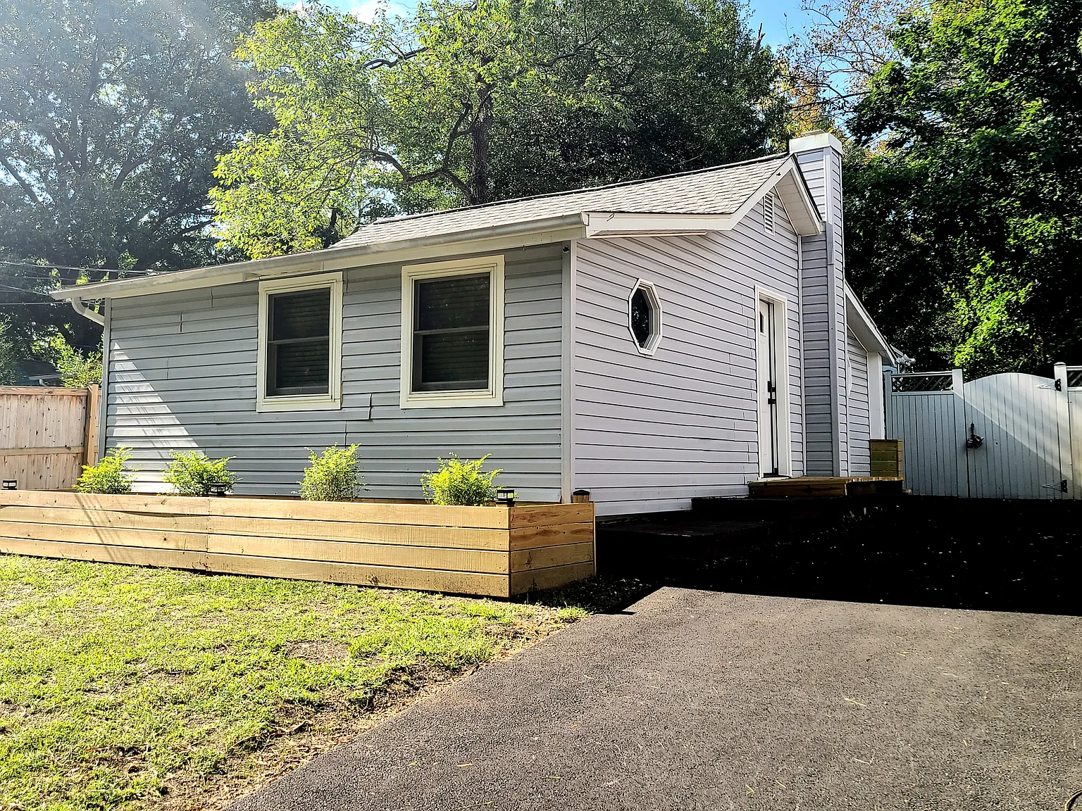 Sunlit 2BR House for Rent in Edgewater! — Photo 1