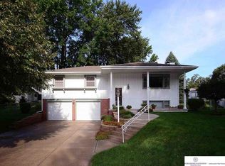 104 Kings Cir, Bellevue, NE 68005