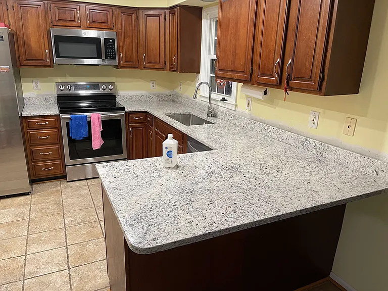 11906 Matthews Ct — Photo 7