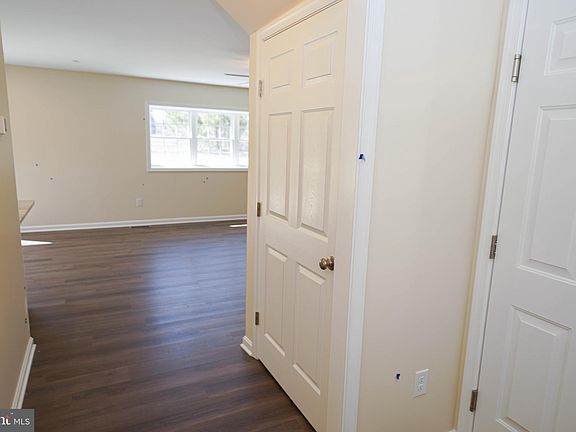 4th image of 916 S Park Dr