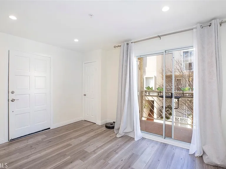 110 W Maple St #30 — Photo 3