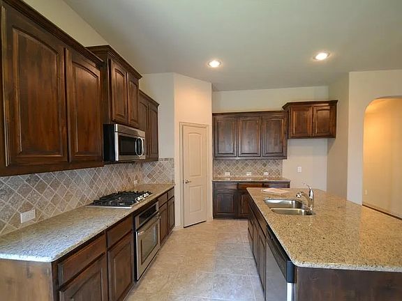 4th image of 5901 Longmont Dr