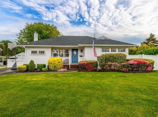 586 Haddon Ln, East Meadow, NY 11554