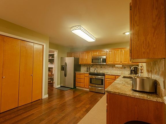3rd image of 502 Creek Ln