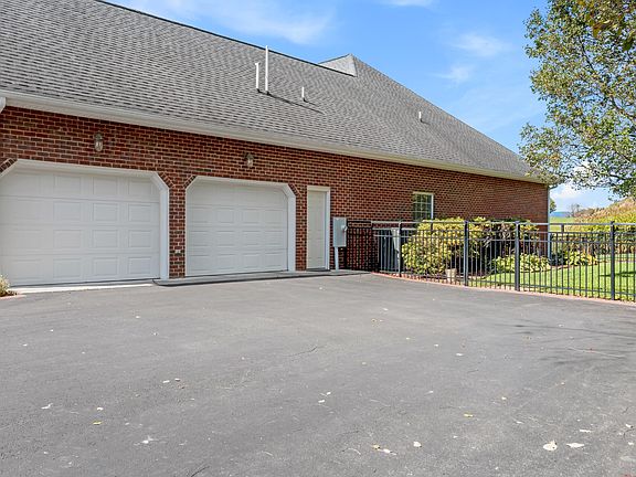 5th image of 171 Charleston Pl