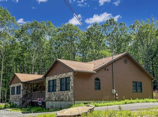 1196 Dewberry Dr, Hawley, PA 18428