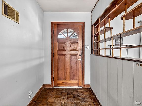3rd image of 930 Ridgeway St