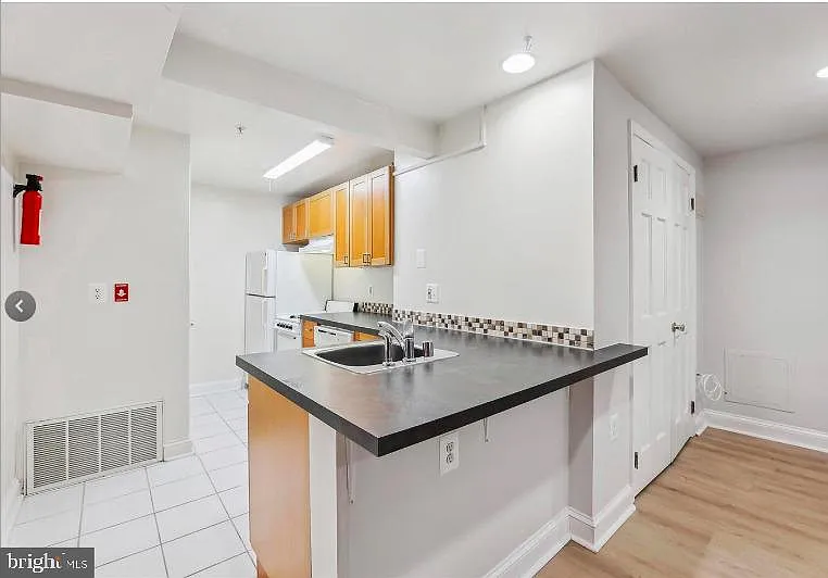 1 bed, 1.0 bath, 1900 sqft, $2,300 — Photo 4