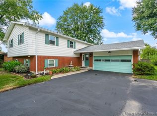 105 W Maplewood Dr, Clarksville, IN 47129