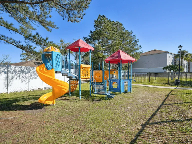 Grande Court Apartments — Photo 8