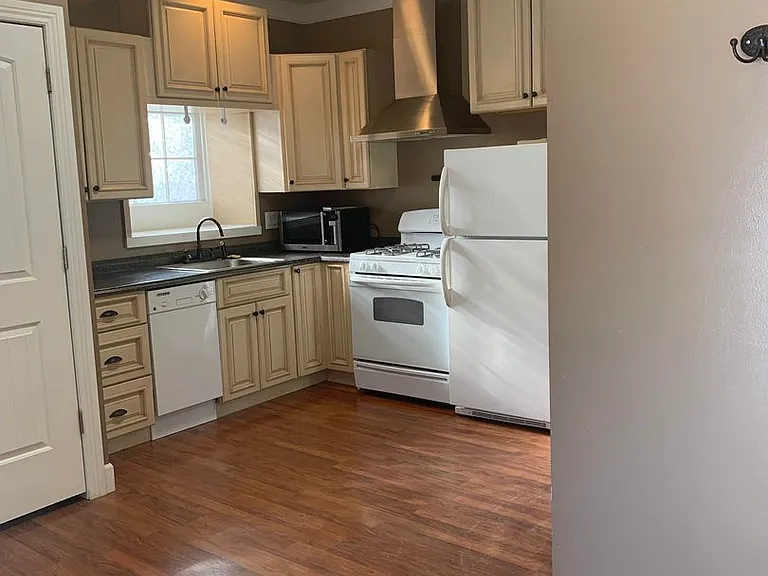 557 N 400 E — Photo 1