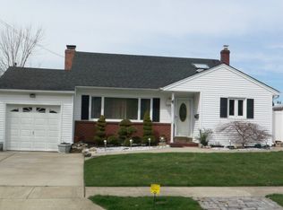 3623 Manhasset St, Seaford, NY 11783