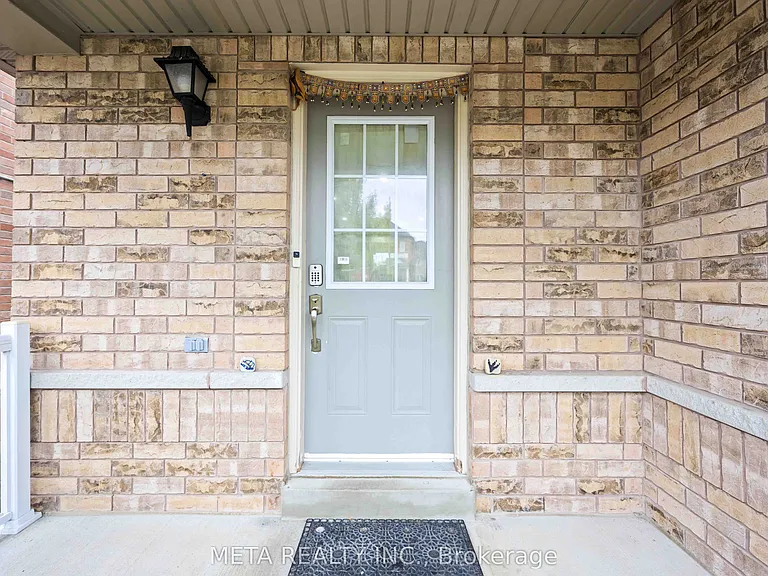 210 Cabin Trail Cres — Photo 3