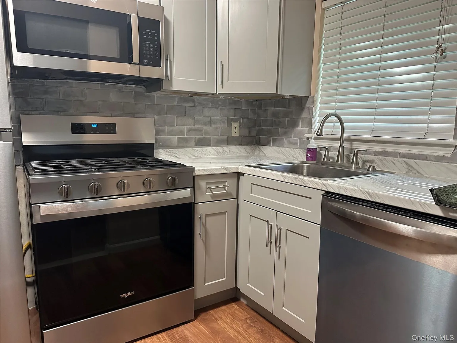 2 bed, 2.0 bath, 950 sqft, $2,300 — Photo 2