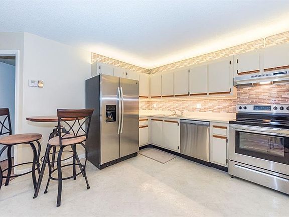 2nd image of 2055 NE Collins Cir APT 6-100