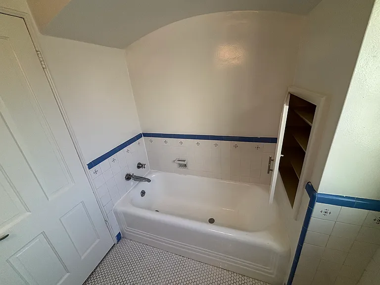 144 S Camden Dr #D — Photo 8