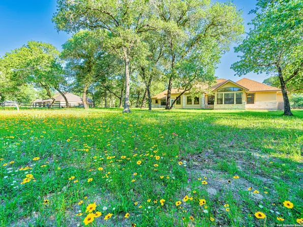 451 ROSE BLOSSOM LOOP, La Vernia, TX 78121