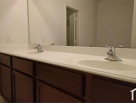 4 bed, 2170 sqft, $2,300 — Photo 3