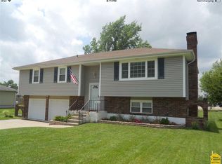 1405 Hummingbird Dr, Clinton, MO 64735